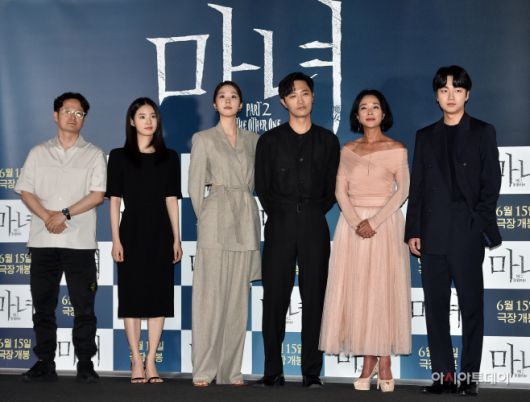 아시아투데이 김현우 기자 = 박종훈 감독(왼쪽부터), 신시아, 서은수, 진구, 조민수,성유빈이 7일 오후 서울 용산구 한강로 CGV 용산아이파크몰에서 열린 영화 ‘마녀2’ 언론시사회에 참석해 포즈를 취하고 있다.