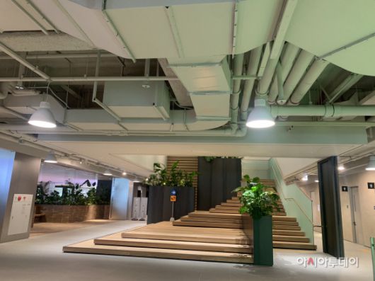 4~5층에 만들어진 커넥팅 스텝. 폭이 넓은 계단은 크루들이 앉아 서로 소통하라는 의미로 만들어졌다./사진=최연재 기자