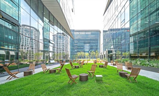 건물 A동과 B동을 연결해주는 5층 옥외 테라스./제공=카카오