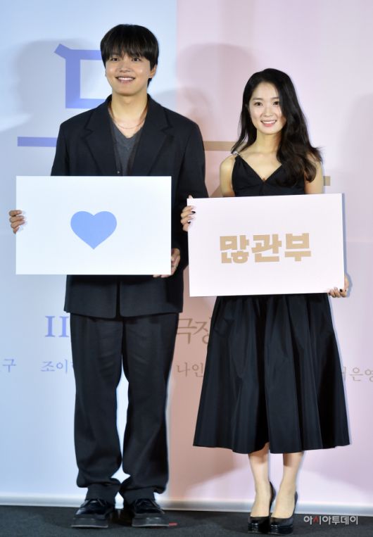 아시아투데이 김현우 기자 = 배우 여진구, 김혜윤이 17일 오전 서울 용산구 한강로 CGV용산아이파크몰에서 열린 영화 '동감' 제작보고회에 참석해 포즈를 취하고 있다. '동감'은 1999년의 '용'과 2022년의 '무늬'가 우연히 오래된 무전기를 통해 소통하면서 벌어지는 이야기이다.