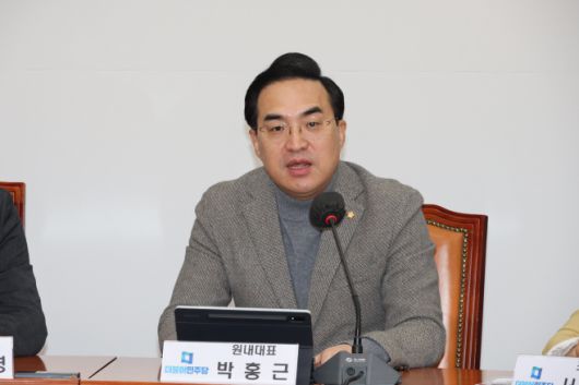 박홍근 더불어민주당 원내대표가 3일 오전 국회에서 열린 최고위원회의에서 발언하고 있다. /연합