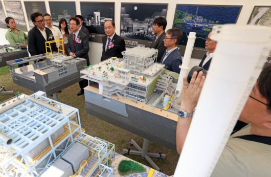 박보균 문화체육관광부 장관이 17일 서울 마포구 당인리 문화창작발전소 부지에서 열린 당인리 문화창작발전소 착공식에서 건물 모형을 살펴보고 있다./사진=문화체육관광부