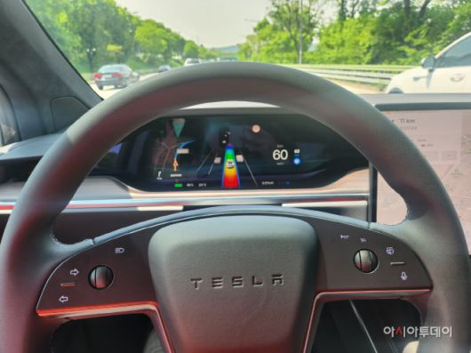 테슬라 모델X 오토파일럿 기능을 복잡한 서울 시내에서 이용 중인 모습. /사진=박완준 기자 @press-jun