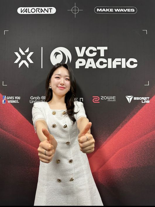 신경민 아나운서의 귀여운 엄지 척. /김수정 기자