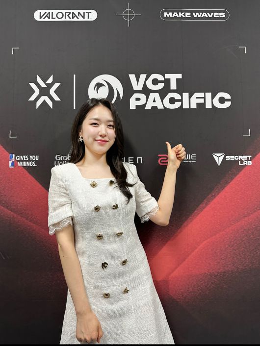 수줍게 엄지를 올려세우는 신경민 아나운서. /김수정 기자