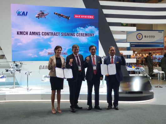 강구영 KAI 사장과 BAE 시스템 및 영국 정부 관계자 등이 소해헬기 무인 기뢰 처리 시스템 계약 선언식에서 기념촬영을 하고 있다./제공=KAI