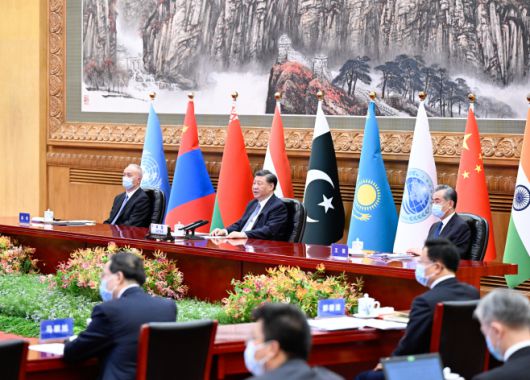 시진핑(習近平) 중국 국가주석(가운데)이 4일 중국 베이징(北京)에서 화상으로 상하이(上海)협력기구(SCO) 정상회의 기조 연설을 하고 있다./사진=신화=연합뉴스