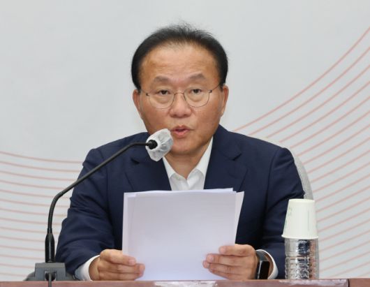 윤재옥 국민의힘 원내대표가 7일 오후 국회에서 열린 원내대책회의에서 발언하고 있다. /연합