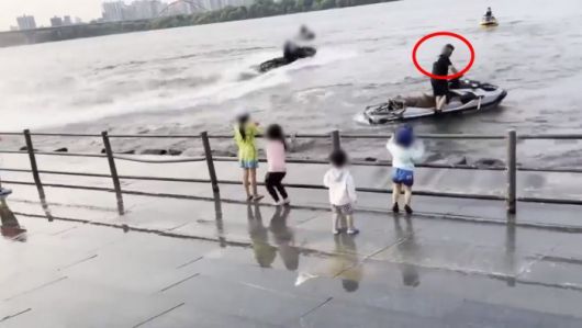 출발 직전 건너편에 아이들 위치 확인한 제트스키 이용객 / 이하 사진=네이버 카페