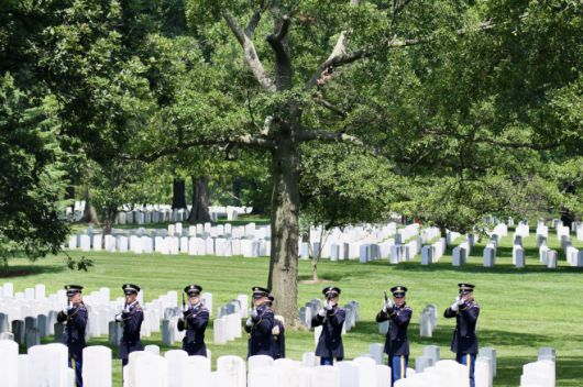미군 의장대가 25일 오후(현지시간) 미국 워싱턴 D.C. 인근 버지니아주 알링턴 국립묘지에서 진행된 로버트 세네월드 미국 육군 대장의 안장식에서 예포를 쏘고 있다./하만주 워싱턴 특파원