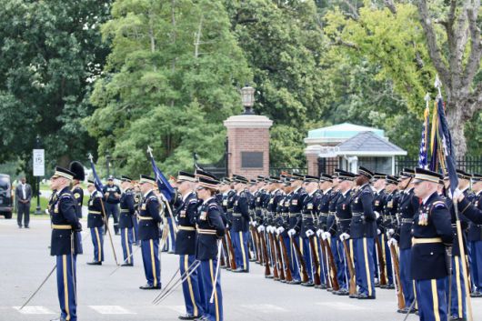 한국전쟁 참전 용사이면서 주한미군 사령관을 지낸 로버트 세네월드 미국 육군 대장의 장례식과 안장식이 25일 오후(현지시간) 미국 워싱턴 D.C. 인근 버지니아주 알링턴 국립묘지에서 진행되고 있다./하만주 워싱턴 특파원