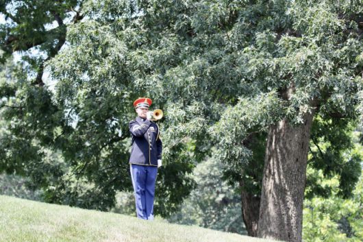미군 의장대원이 25일 오후(현지시간) 미국 워싱턴 D.C. 인근 버지니아주 알링턴 국립묘지에서 진행된 로버트 세네월드 미국 육군 대장의 안장식에서 진혼곡을 연주하고 있다./하만주 워싱턴 특파원