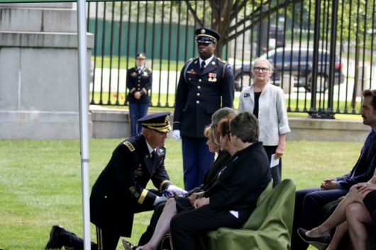 랜디 조지 육군 참모차장이 25일 오후(현지시간) 미국 워싱턴 D.C. 인근 버지니아주 알링턴 국립묘지에서 진행된 로버트 세네월드 미국 육군 대장의 안장식에서 고인의 운구를 덮었던 성조기를 고인의 부인 낸시 밴스 세네월드 여사에게 전달하고 있다./하만주 워싱턴 특파원