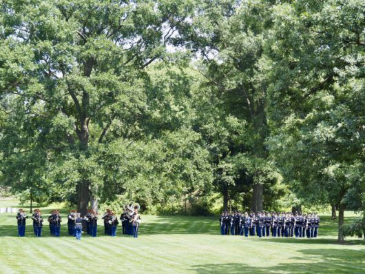 미군 의장대가 25일 오후(현지시간) 미국 워싱턴 D.C. 인근 버지니아주 알링턴 국립묘지에서 진행된 로버트 세네월드 미국 육군 대장의 안장식에 참석하고 있다./하만주 워싱턴 특파원