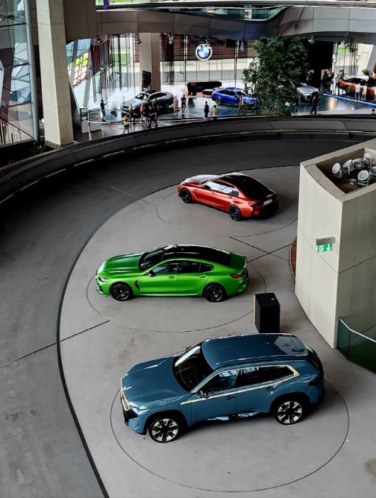 독일 뮌헨에 위치한 BMW 벨트 내부에 형형색색의 BMW 차량들이 전시되어 있다. / 강태윤 기자