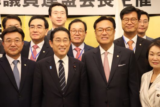 기시다 후미오(岸田文雄) 일본 총리가 15일 일본 도쿄(東京)에서 열린 한·일 및 일·한 의원연맹 합동총회 만찬장을 찾아 한국 의원들과 기념사진을 찍고 있다./정진석 국민의힘 의원 페이스북 캡처