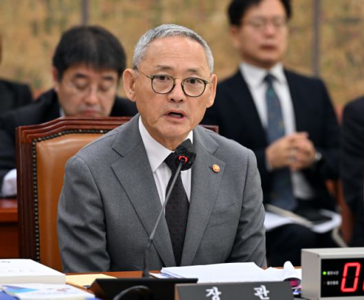 유인촌 문화체육관광부 장관이 10일 국회에서 열린 문화체육관광위원회의 문화체육관광부에 대한 국정감사에서 의원 질의에 답하고 있다. /송의주 기자