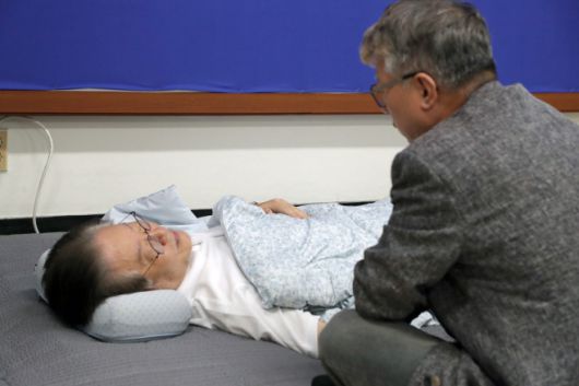 지난 9월 15일 단식 투쟁 16일차인 이재명 더불어민주당 대표가 국회 당대표실에서 조응천 의원을 만나고 있다./연합뉴스