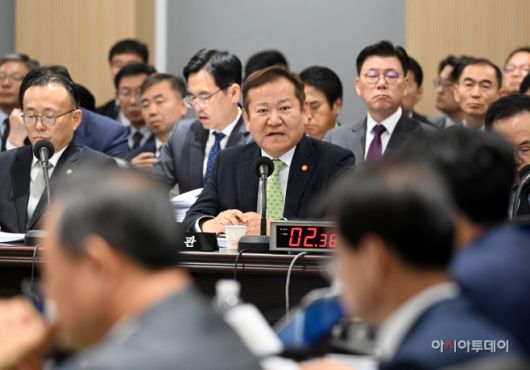 이상민 행정안전부 장관이 10일 정부세종청사에서 열린 국회 행정안전위원회의 행정안전부, 인사혁신처 등의 국정감사에서 질의에 답변하고 있다./박성일 기자