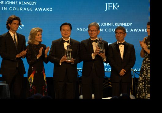 조현동 주미대사가 윤석열 대통령이 수상한 미국 존 F. 케네디 재단이 수여하는 '2023년 용기 있는 사람들 상'을 대리 수상하는 모습./제공=대통령실