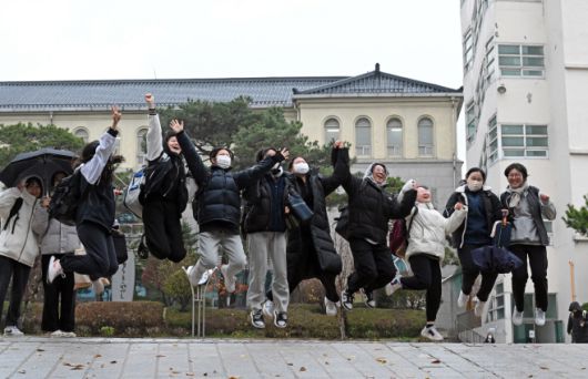 2024학년도 대학수학능력시험이 치러진 16일 오후 서울 종로구 덕성여자고등학교 고사장에서 시험을 마친 수험생들이 교문을 나서며 기뻐하고 있다. /송의주 기자