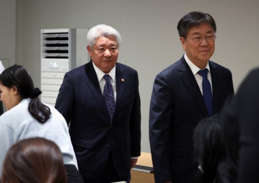 김홍일 방송통신위원장 후보자(가운데) 6일 서울 용산 대통령실 청사에서 소감을 말한 뒤 김대기 대통령 비서실장과 함께 기자실을 나서고 있다. /연합뉴스