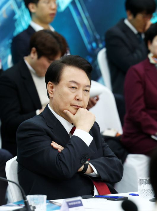 윤석열 대통령이 6일 부산항 국제전시컨벤션센터에서 열린 부산시민의 꿈과 도전 격려 간담회에서 방문규 산업통상자원부 장관의 보고를 듣고 있다./대통령실통신사진기자단