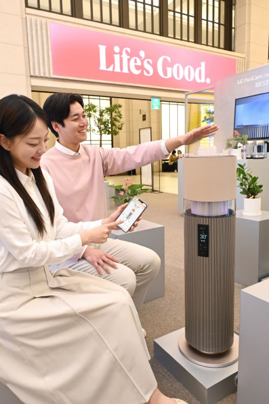 LG전자 모델들이 'LG 퓨리케어 오브제컬렉션 하이드로타워' 팝업스토어에서 하이드로타워를 체험하고 있다. /LG전자