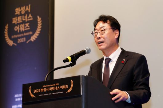 5일 화성시 남양읍 롤링힐스 호텔에서 열린 '2023 화성시 파트너스 어워즈'에서 정명근 화성시장 인사 말을 하고 있다./화성시