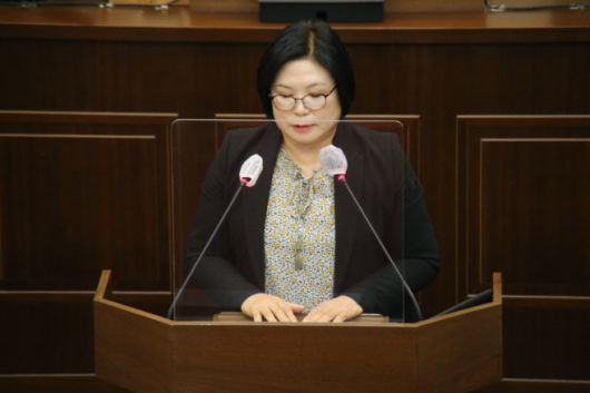 배심교 의원이 5분 자유발언을 통해 도시경관의 질서와 시민들의 보행안전과 생활안전을 위한 불법현수막 정비를 촉구하고 있다. /오성환 기자