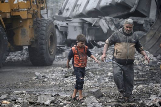 팔레스타인인들이 5일(현지시간) 이스라엘군의 공습으로 파괴된 가자지구 남부 데이르 알발라에서 잔해 속을 헤쳐나가고 있다./EPA·연합뉴스