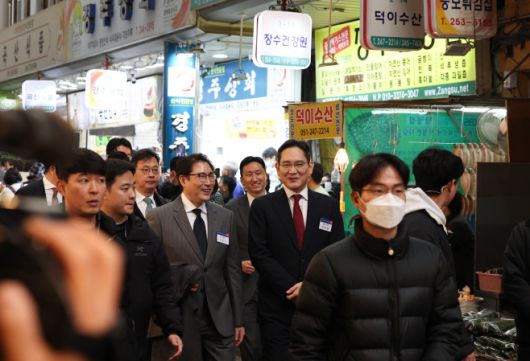 이재용 삼성전자 회장, 조현준 효성그룹 회장, 최재원 SK 수석부회장, 정기선 HD현대 부회장 등이 6일 부산 중구 깡통시장을 윤석열 대통령과 함께 방문하고 있다./연합뉴스