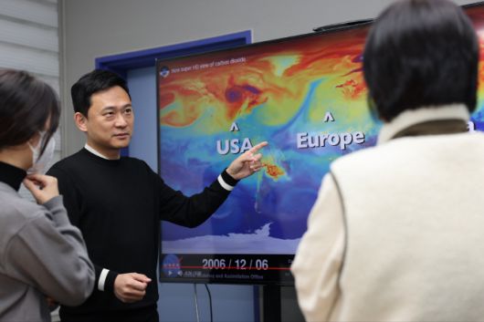 이달의 과학기술인상 12월 수상자로 선정된 정수종 서울대 환경대학원 교수(가운데)가 자신이 개발한 전 지구적인 탄소순환을 진단할 수 있는 시스템에 대해 설명하고 있다./과기정통부
