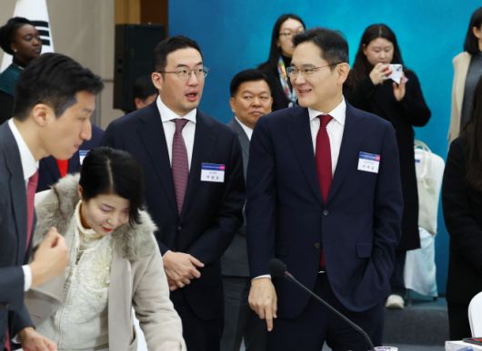 이재용 삼성전자 회장(오른쪽)과 구광모 LG그룹 회장이 6일 부산항 국제전시컨벤션센터에서 윤석열 대통령이 참석한 가운데 열린 부산시민의 꿈과 도전 격려 간담회에서 대화하고 있다./연합뉴스