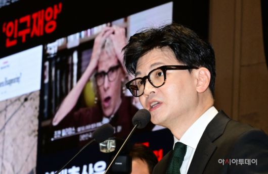 한동훈 법무장관이 6일 국회에서 열린 국민의힘 정책의원총회에서 출입국 이민관리청 신설 방안에 대해 설명하고 있다./이병화 기자