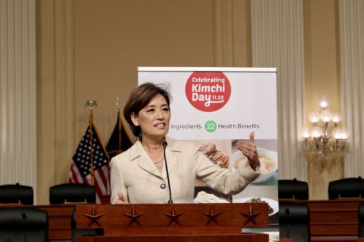 영 김 미국 공화당 하원의원이 6일 오후(현지시간) 미국 워싱턴 D.C. 연방의회의사당 하원 캐논빌딩 '낸시 펠로시룸'에서 진행된 '김치의 날' 행사에서 축사를 하고 있다./하만주 워싱턴 특파원