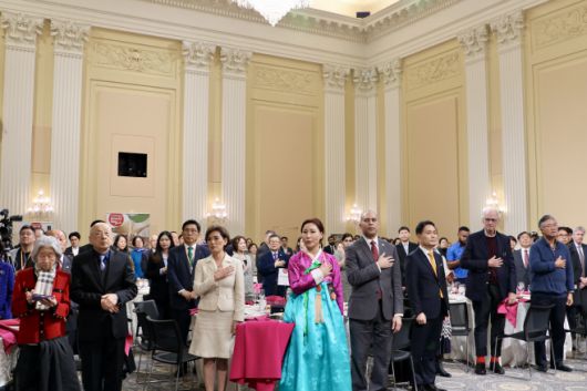 6일 오후(현지시간) 미국 워싱턴 D.C. 연방의회의사당 하원 캐논빌딩 '낸시 펠로시룸'에서 진행된 '김치의 날' 행사 참석자들이 국민의례를 하고 있다./하만주 워싱턴 특파원