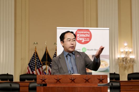 앤디 김 미국 민주당 하원의원이 6일 오후(현지시간) 미국 워싱턴 D.C. 연방의회의사당 하원 캐논빌딩 '낸시 펠로시룸'에서 진행된 '김치의 날' 행사에서 축사를 하고 있다./하만주 워싱턴 특파원