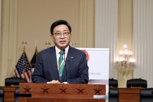 김춘진 한국농수산식품유통공사(aT) 사장이 6일 오후(현지시간) 미국 워싱턴 D.C. 연방의회의사당 하원 캐논빌딩 '낸시 펠로시룸'에서 진행된 '김치의 날' 행사에서 축사를 하고 있다./하만주 워싱턴 특파원