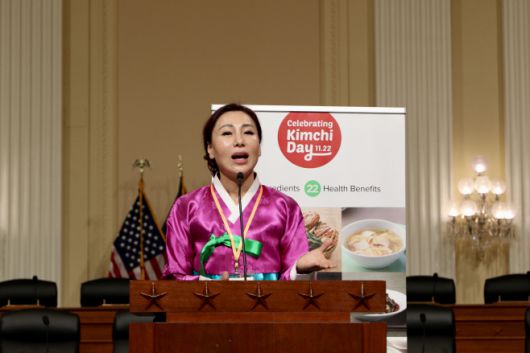 김민선 미주한인이민사박물관 관장이 6일 오후(현지시간) 미국 워싱턴 D.C. 연방의회의사당 하원 캐논빌딩 '낸시 펠로시룸'에서 진행된 '김치의 날' 행사에서 환영사를 하고 있다./하만주 워싱턴 특파원