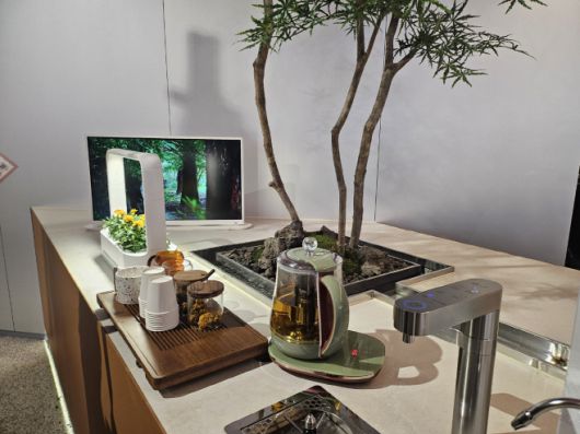 LG전자 체험 공간 '그라운드220'에 마련된 LG '틔운 미니'. 여기서 자란 메리골드를 활용한 꽃차를 시음할 수 있는 테이스팅존./정문경 기자