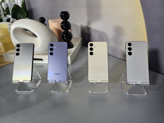 삼성전자 갤럭시S24 플러스 색상 4종. 왼쪽부터 오닉스 블랙, 코발트 바이올렛, 앰버 옐로우, 마블 그레이./정문경 기자