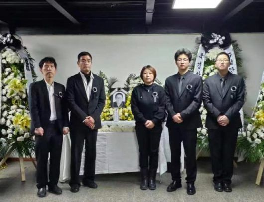 베이징 차오양(朝陽)구 라이광잉(來廣營)에 마련된 고 이영호 씨 빈소. 가족들이 고인의 생전을 회상하면서 애도하고 있다. 왼쪽이 이 국수./재외동포신문 이나연 재외기자.