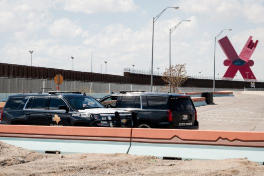 미국 텍사스주 경찰조직인 공공안전부(DPS) 차량이 19일(현지시간) 텍사스주 엘패소의 국경 장벽에서 경계를 서고 있다./로이터·연합뉴스