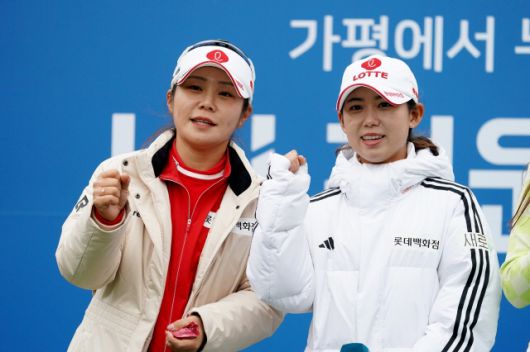 이소영(왼쪽)과 황유민이 24일 전남 여수시 디오션CC에서 막을 내린 아쿠아가든-디오션컵 골프구단 대항전에서 2연패에 성공한 뒤 화이팅을 외치고 있다. /대회조직위