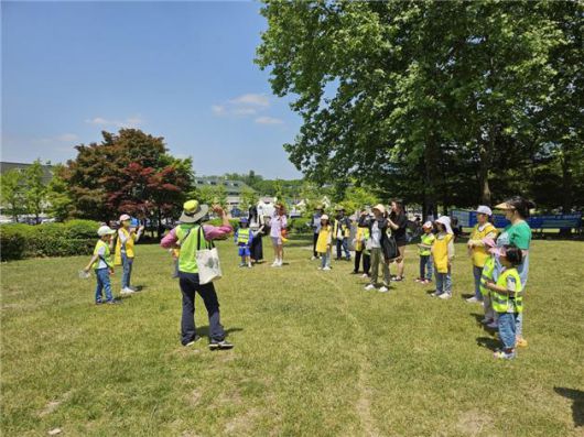 '미사경정공원 숲 체험 프로그램'에 참가한 시민들이 즐거운 시간을 보내고 있다./ 경륜경정총괄본부 제공