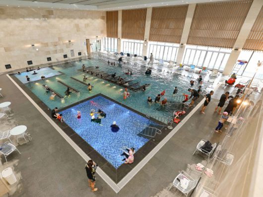 완도 해양치유센터의 해수 풀인 딸라소풀에 체험객들이 몸과 마음의 피로를 풀고 있다./이명남기자