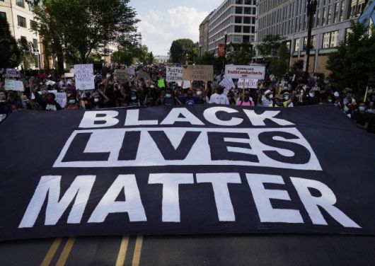 미국 경찰에 의해 살해된 흑인 남성 조지 플로이드 사망 사건에 항의하는 '흑인 목숨도 소중하다' 시위대가 2020년 6월 6일(현지시간) 워싱턴 D.C.에서 거리를 행진하고 있다./UPI·연합뉴스