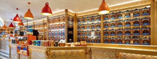 국내 최초로 문을 연 모로코 프리미엄 커피 브랜드 '바샤커피'의 청담 플래그십 스토어 1층 커피 부티크 내부 모습./롯데백화점