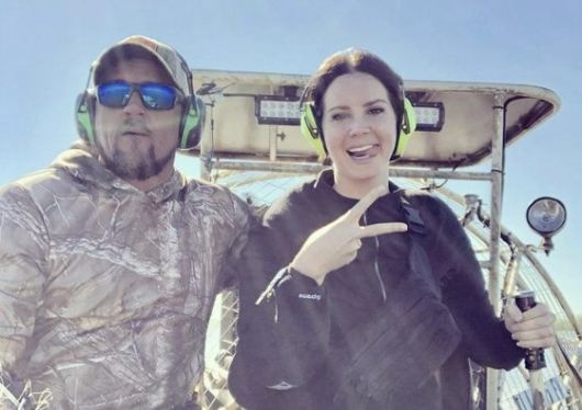 팝스타 라나 델 레이(오른쪽)와 늪지 악어 투어 가이드 제레미 듀프렌이 언제부터 교제를 시작했는지는 여전히 알려지지 않은 가운데, 앞서 델 레이는 지난 2019년 자신의 SNS에 듀프렌과 함께 찍은 사진을 올린 적이 있다./라나 델 레이 SNS 캡처